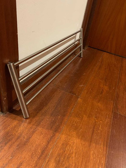 Toalheiro de Banheira em aço escovado nunca usado