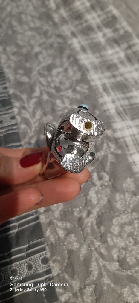 Metalowy słoń z niebieskimi uszami