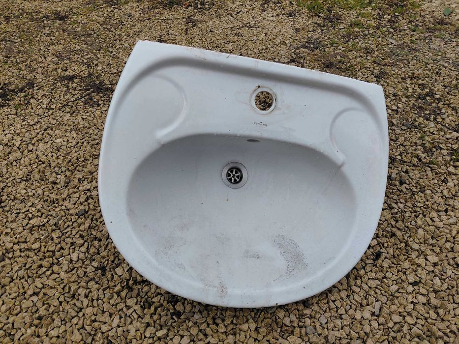 Umywalka łazienkowa z osłoną syfonu