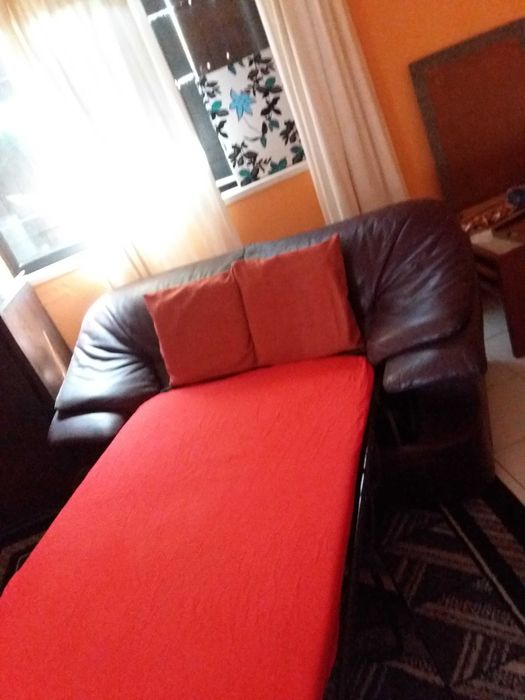Sofá cama em pele c/colchão e poltrona