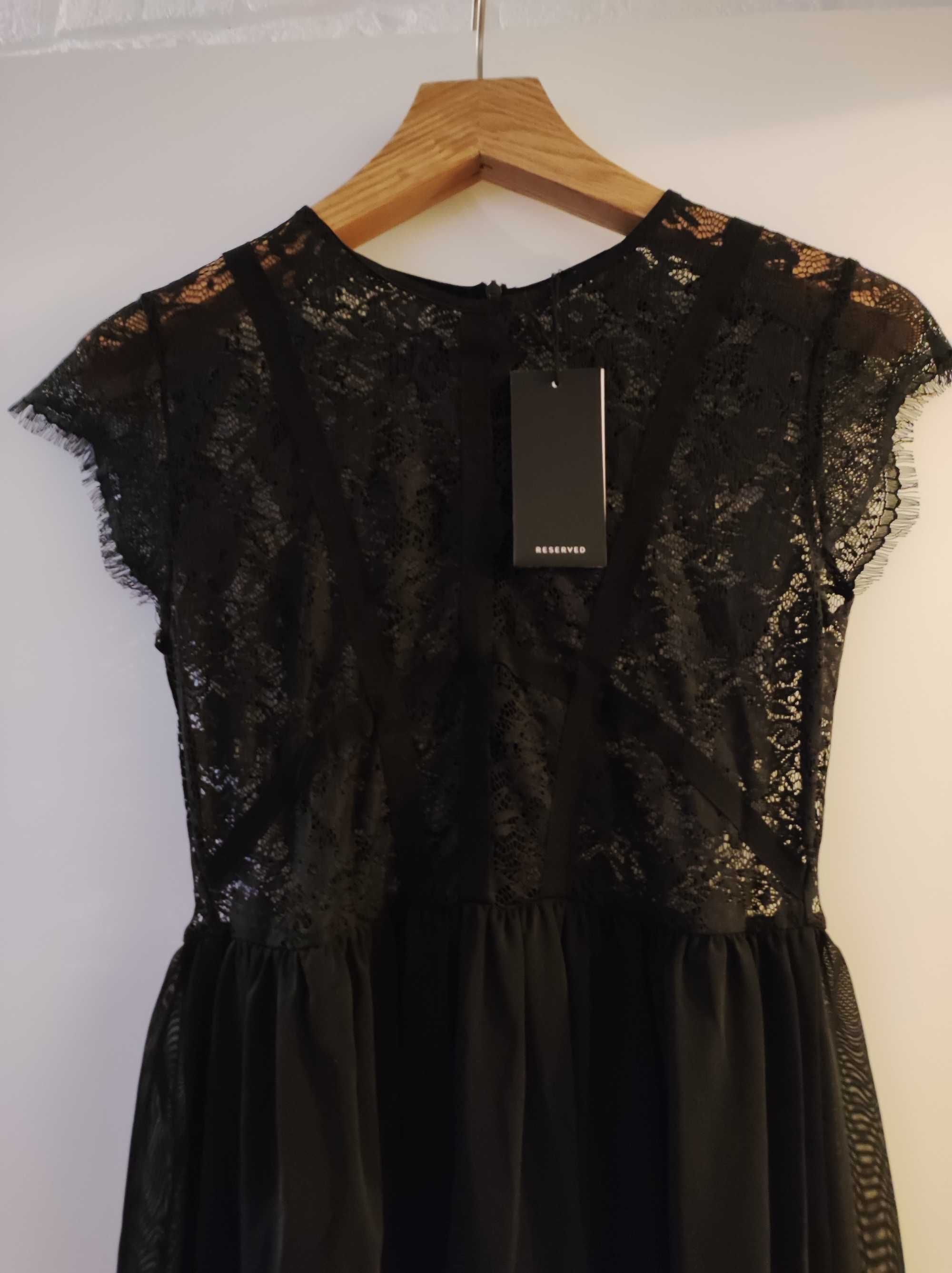 Sukienka czarna koronka zwiewna Reserved S