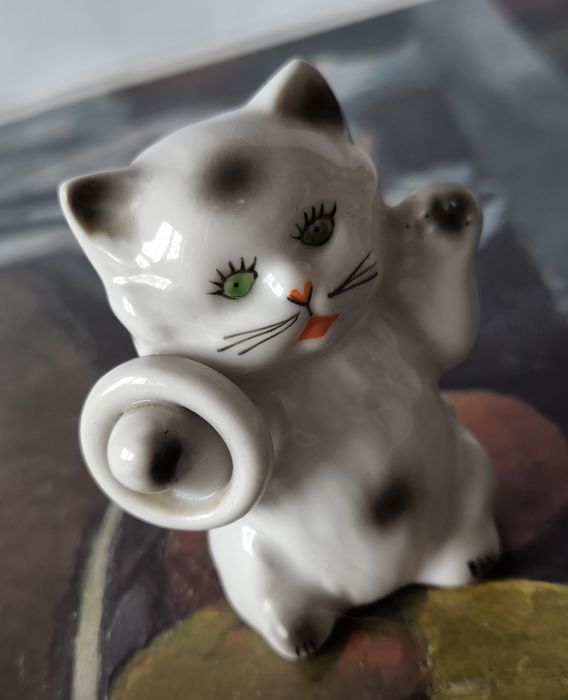 Figurka kot Rumunia  piękna stara porcelana