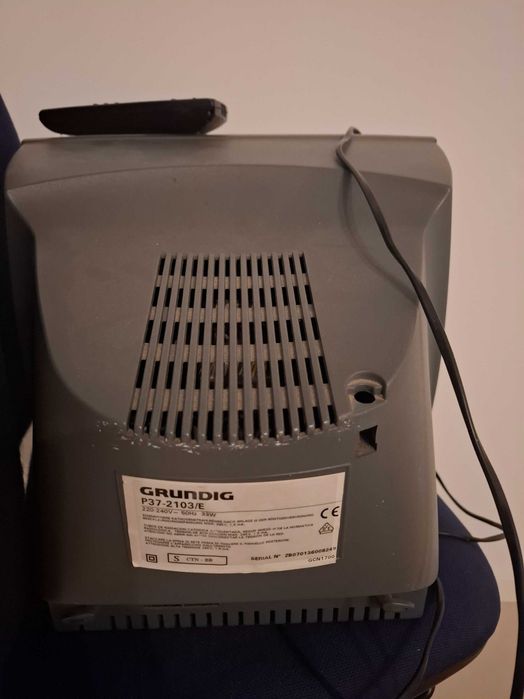 Televisão antiga Grundig com comando