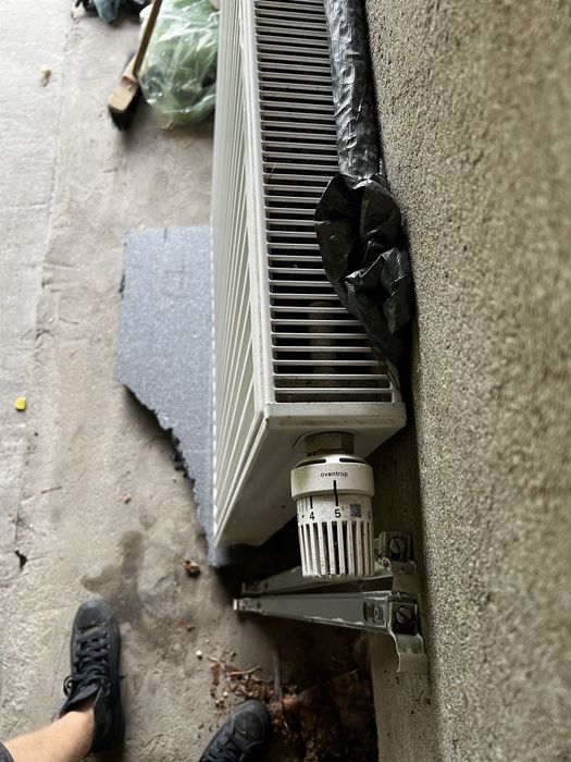 Kaloryfer 80x90 z głowica i uchwytami.