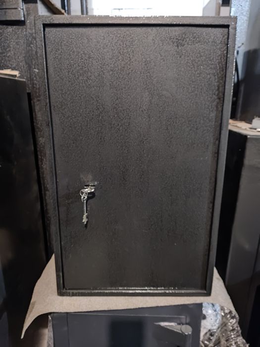 Продаю б.у канцелярський  сейф (метал 5 мм)