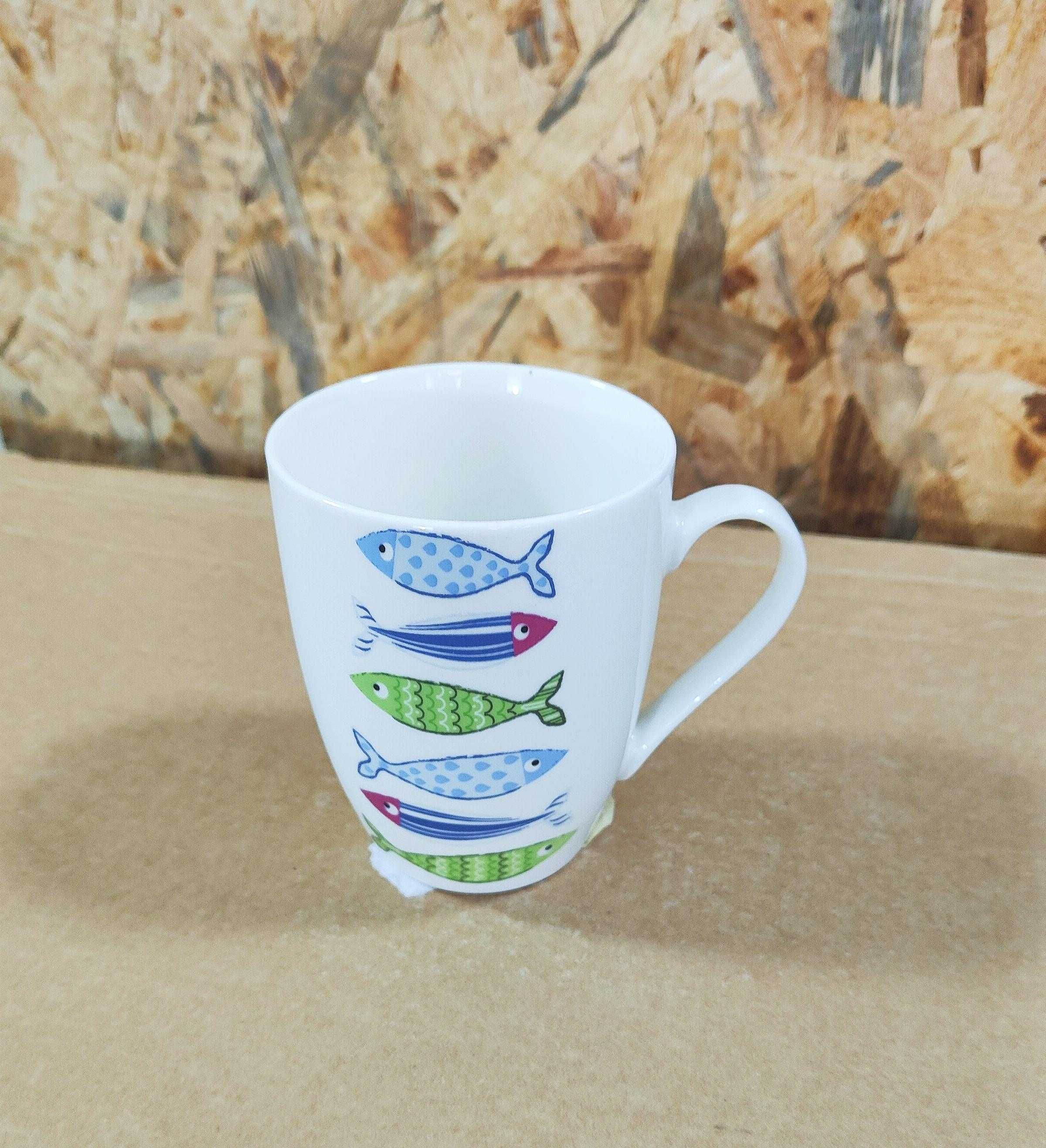 Caneca Com Padrão de Peixes Coloridos