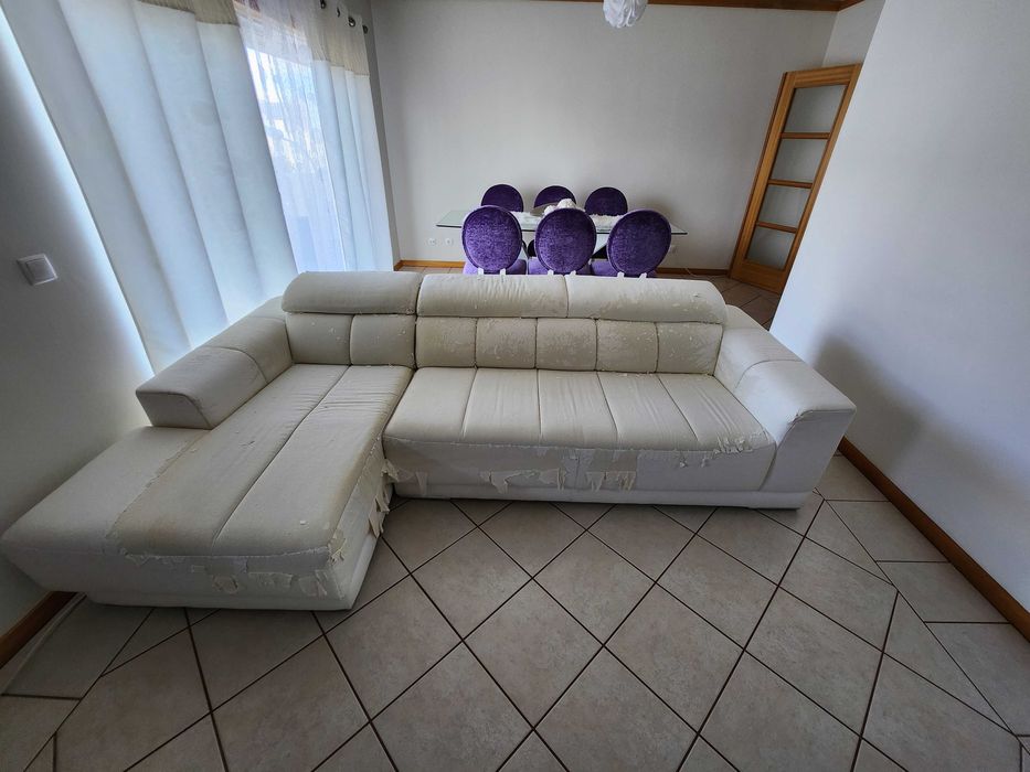 Sofá Branco Pele Marca Anaric com Chaise Long