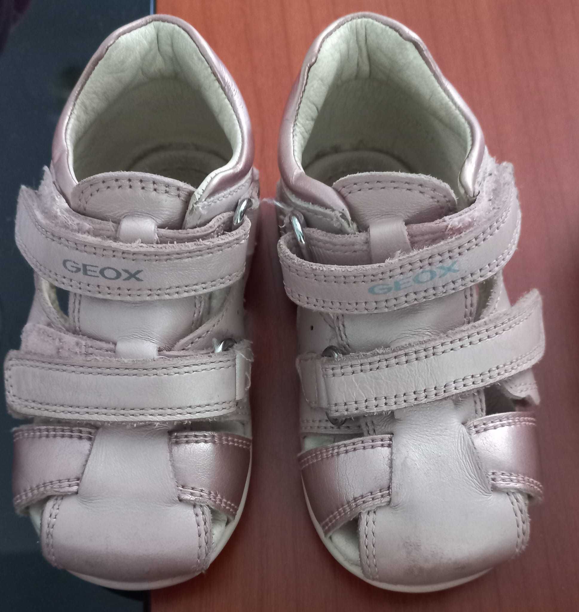 Sapatos para bebé menina: sabrinas e sandálias sem sola e com sola