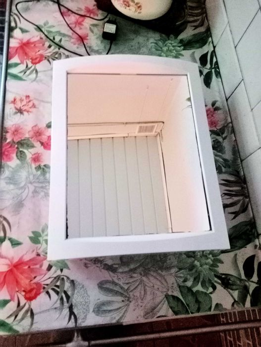 Sprzedam szafkę  łazienkową  z
 lustrem.