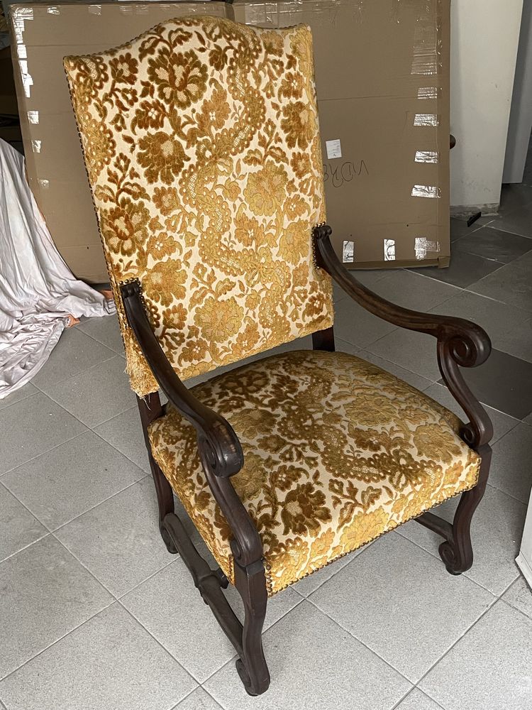 Cadeirões Clássicos com Bordados