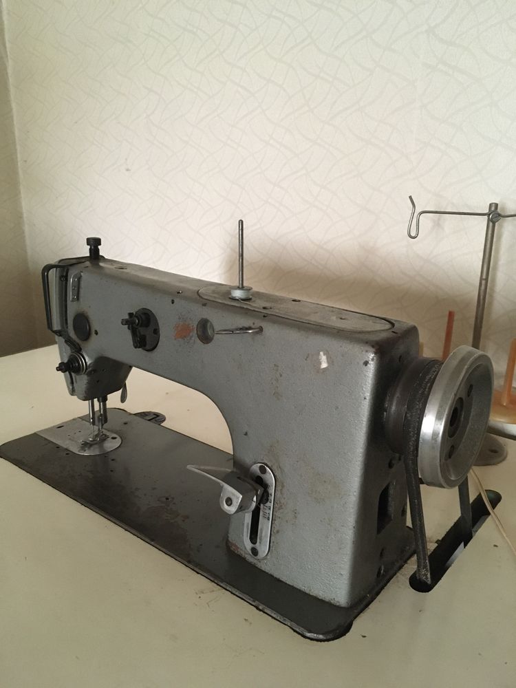 Професиональная швейная машинка