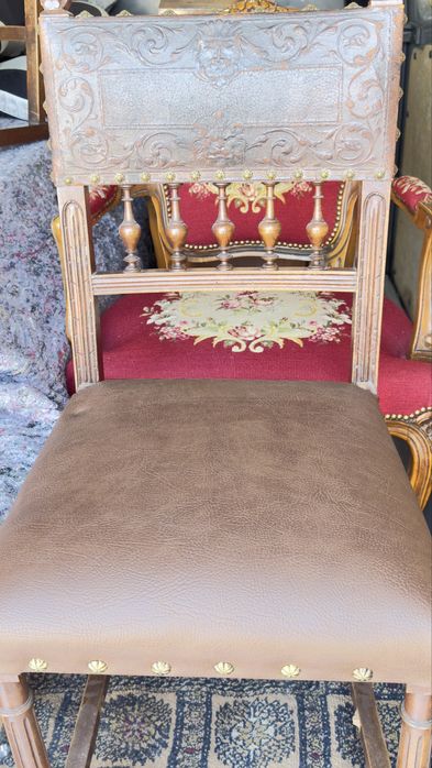 Stare krzesla klastczne