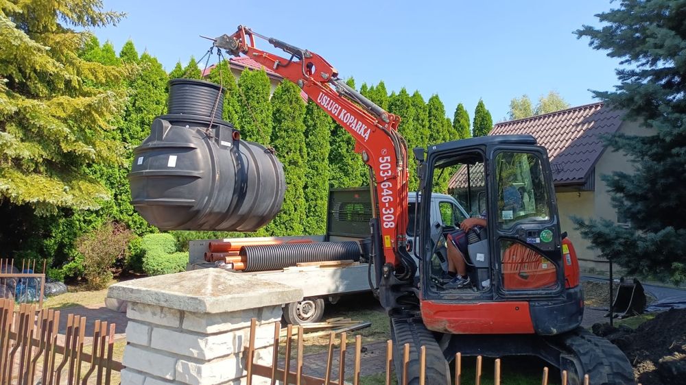 Usługi koparką obrotową z młotem do kłucia. Koparko-ładowarka