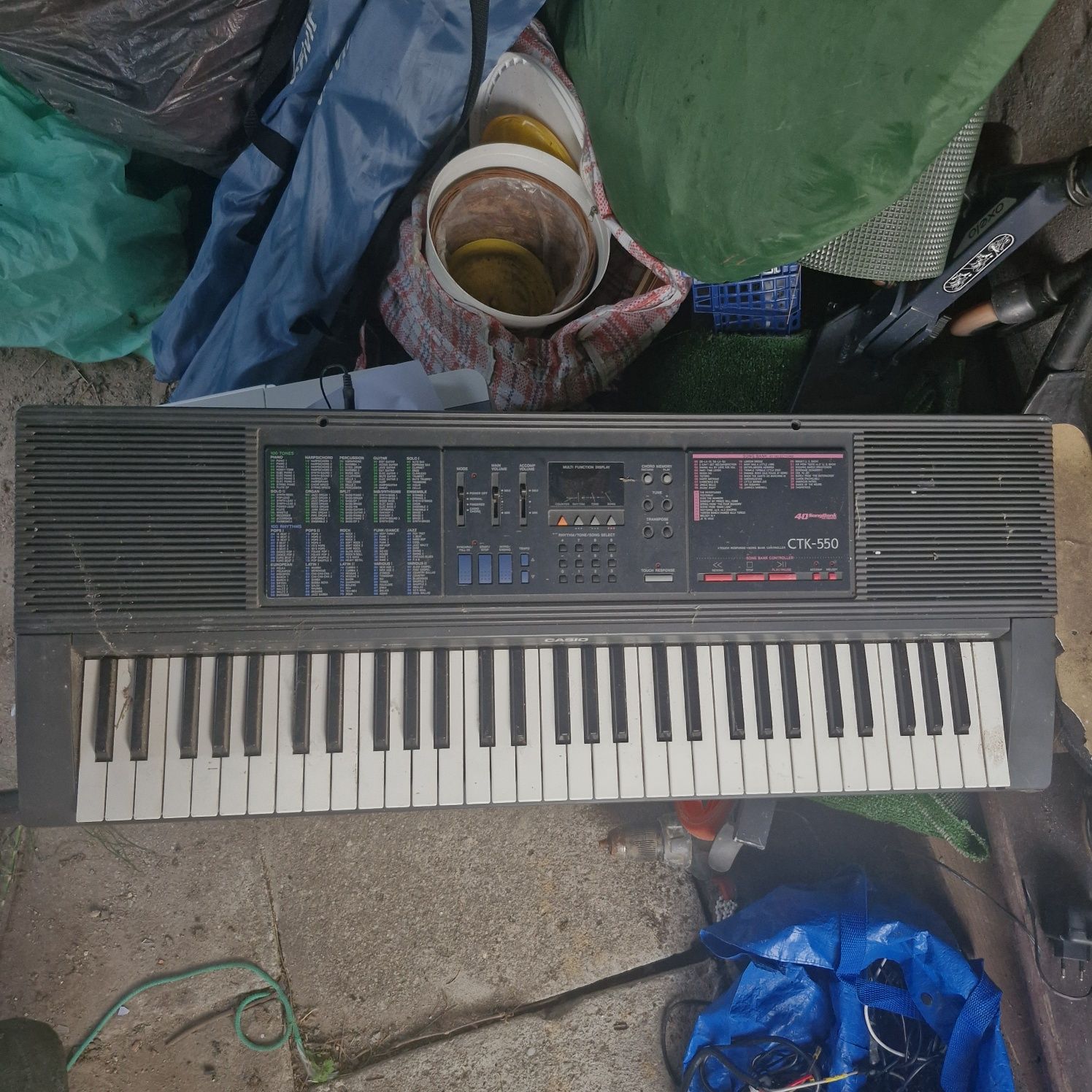 Keyboard Casio CTK-550 – klasyczny, uniwersalny instrument z lat 90.