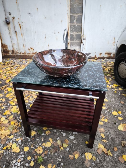 Тумба для ванны со стеклянной раковиной и смесителем