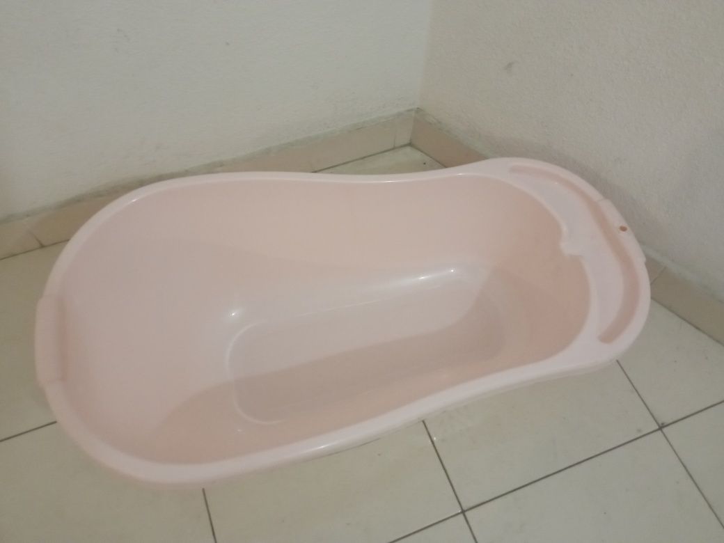 Duas      banheiras  de bebé