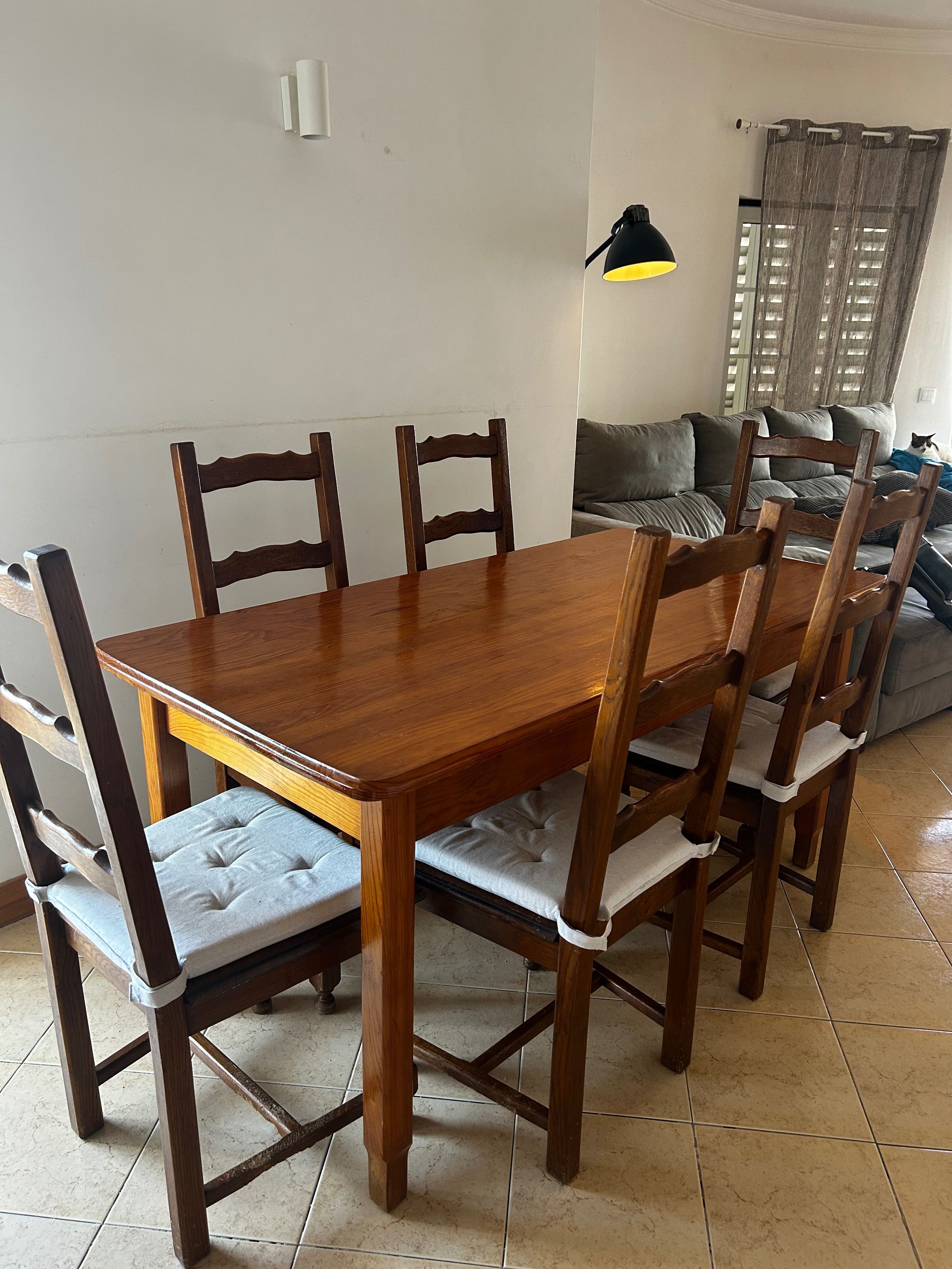 mesa de jantar sem cadeiras