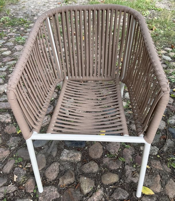 Krzesła ogrodowe plecione