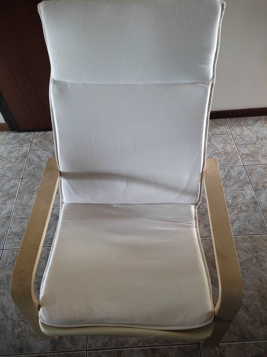 Cadeirão de cor branca