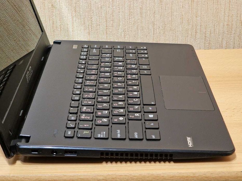 Ноутбук Asus Intel Celeron 1000M RAM 4Gb Батарея тримає 6 годин.
