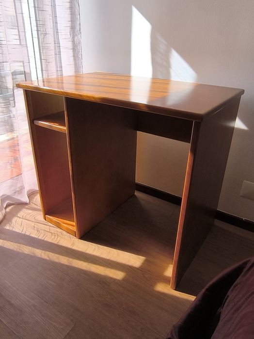 Mesa de estudo em Pinho mel
