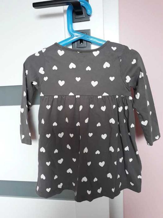 Sukienka w serduszka r. 86