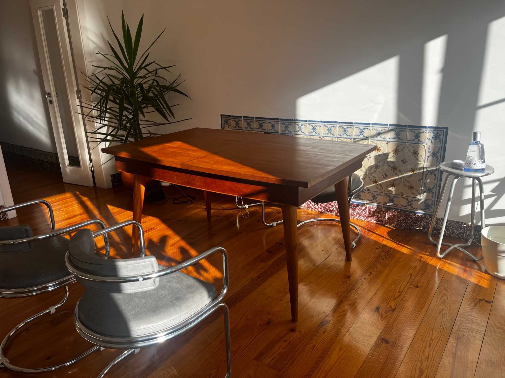 Mesa de jantar em madeira de teca maciça