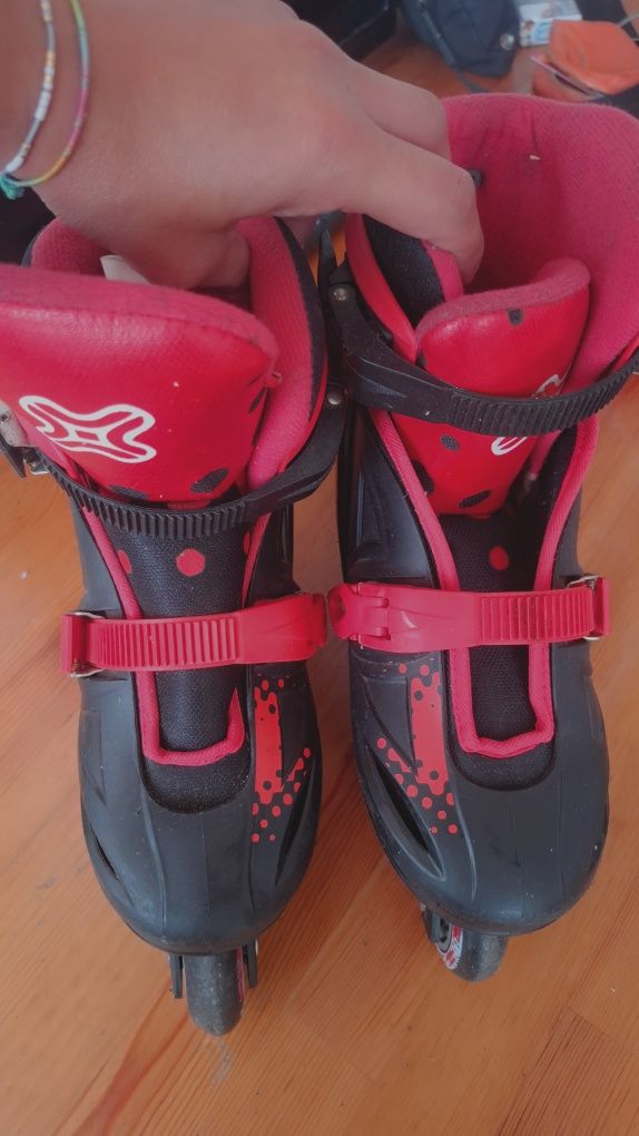 Patins em linha pretos e vermelhos