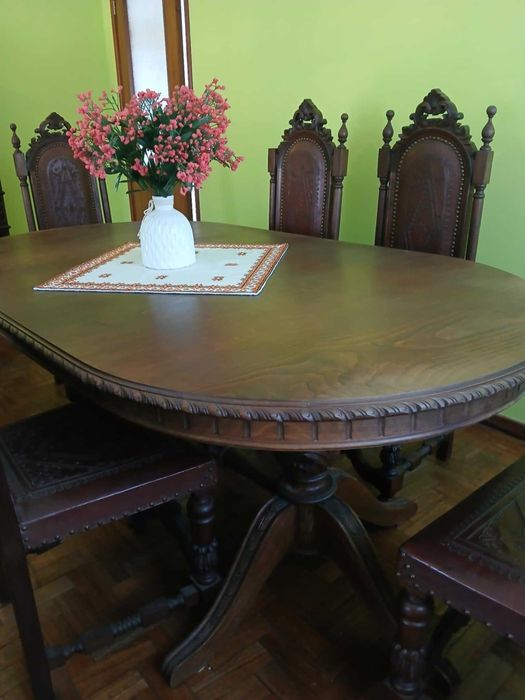 Conjunto Mesa de Jantar Oval em Madeira Maciça c/ Cadeiras Clássicas