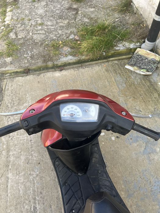 Скутер Suzuki ,на полном ходу !