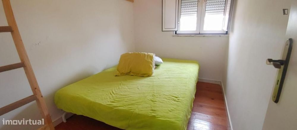 Quarto - localizado em Xabregas Lisbon