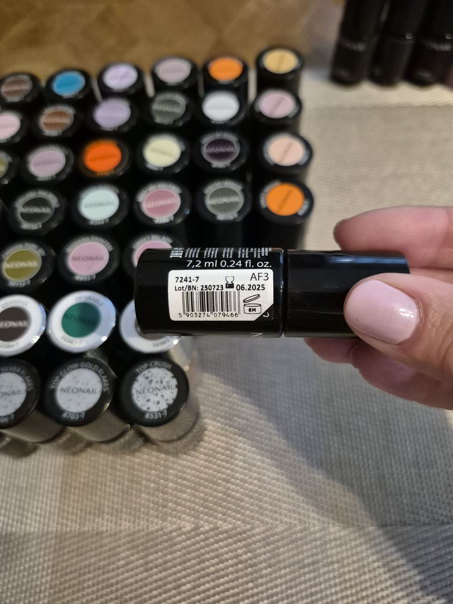 Lakiery hybrydowe neonail kolory mix 1 sztuka