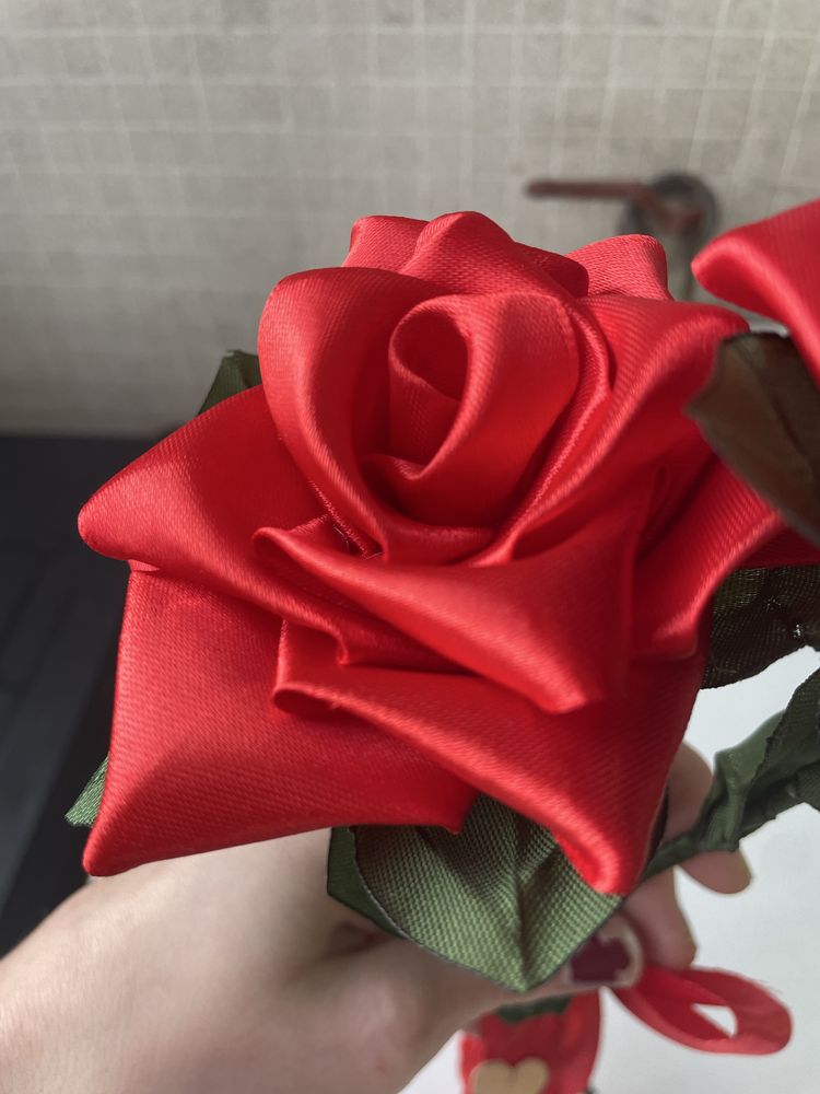 rosas eternas com fitas de cetim