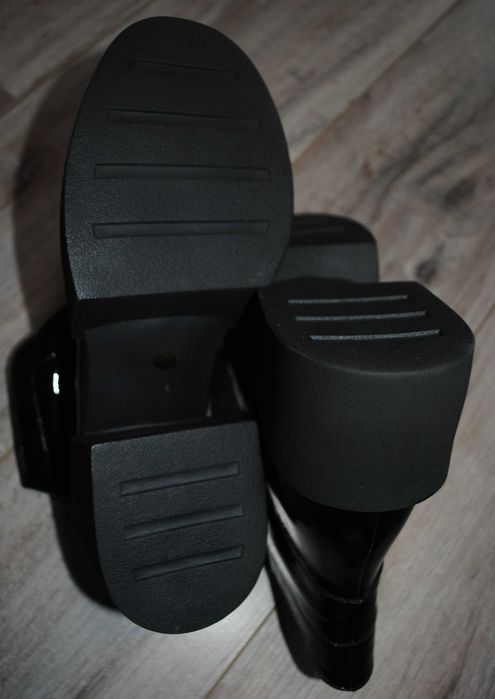 Vitto Rossi ботинки, ботильони, напівсапожки 39 р лак, байка НОВІ