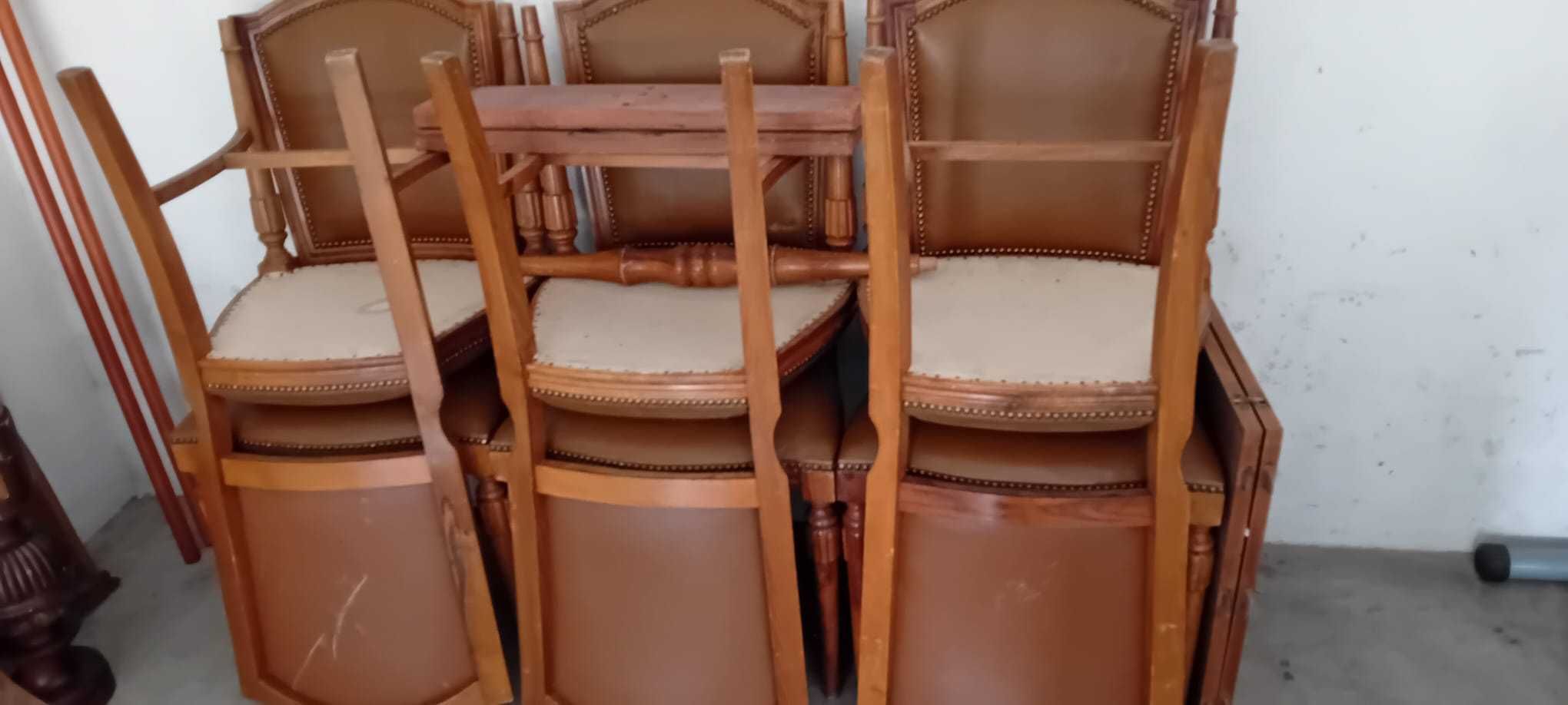 Mesa e cadeiras em nogueira