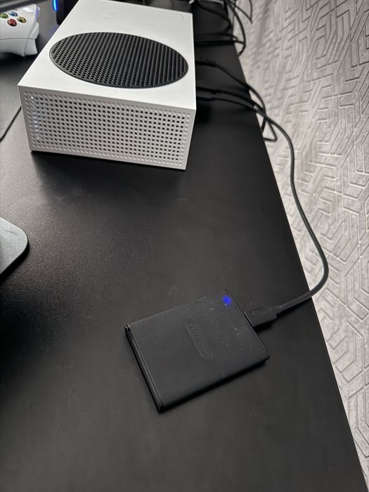 Xbox series s + 2 контроллери акумуляторні із зарядкою та кейс