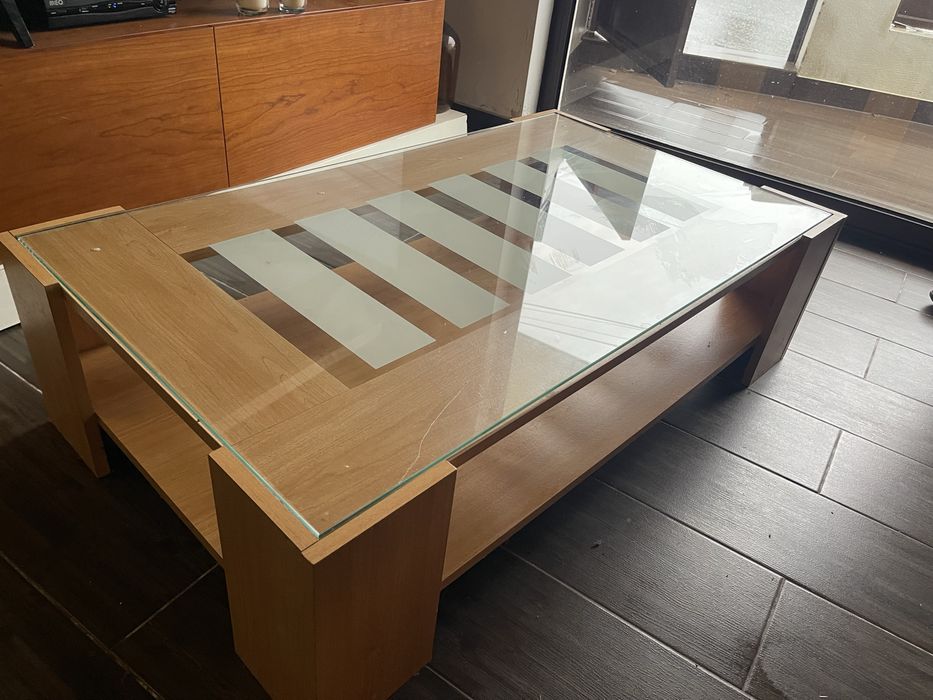 Mesa de centro de madeira e vidro