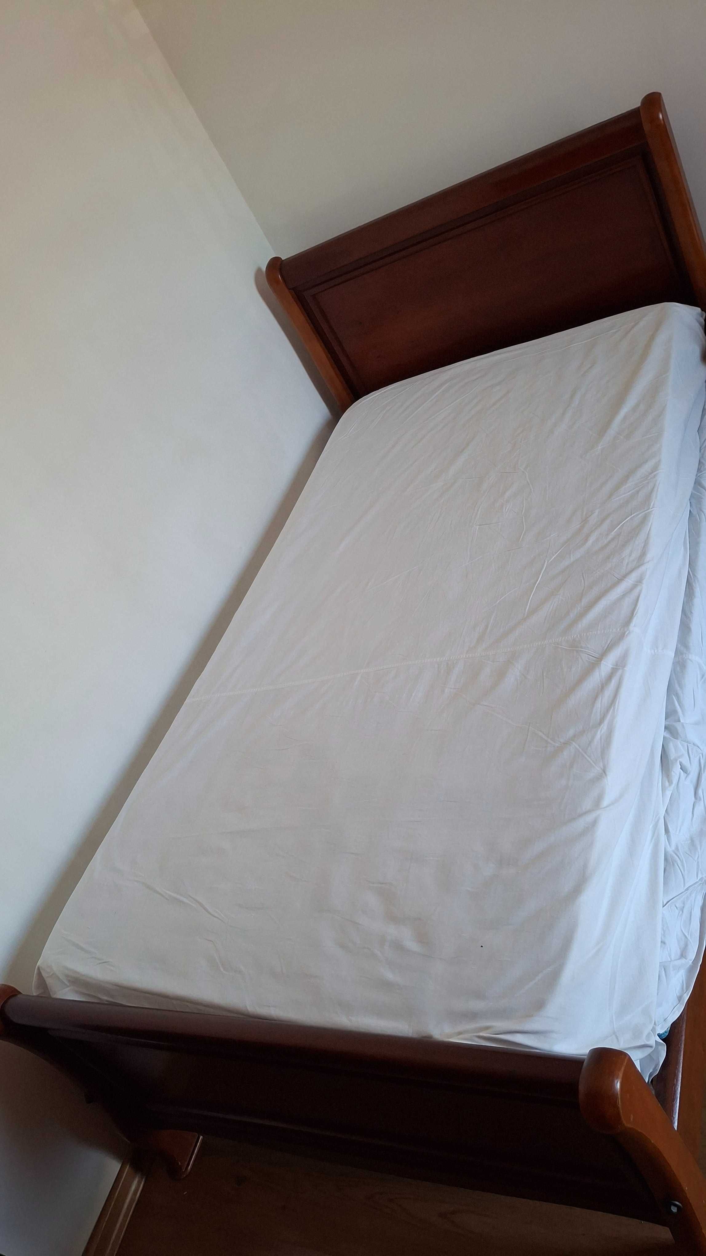 Cama de solteiro e mesa cabeceira