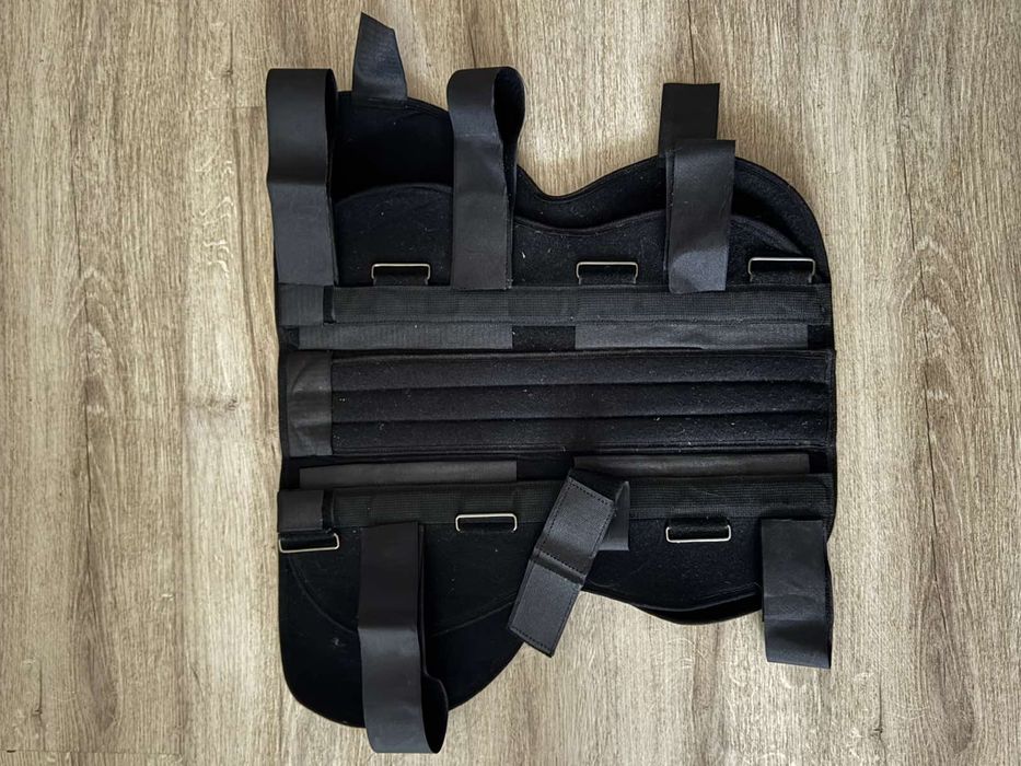 Бандаж для иммобилизации коленного сустава.