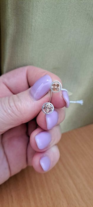 Серьги гвоздики  с камнями и золотой накладкой