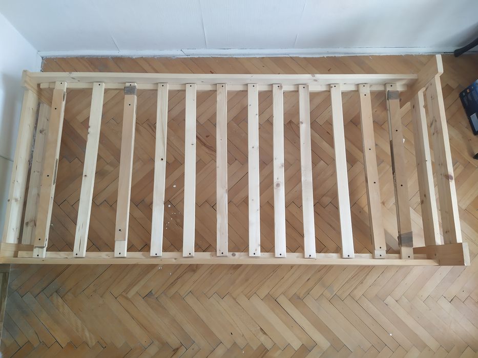 Łóżko stelaż z materacem
