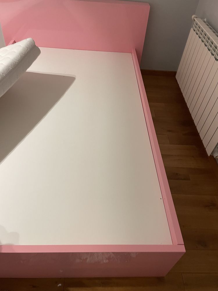 Zestaw mebli lakierowanych łóżko + komoda