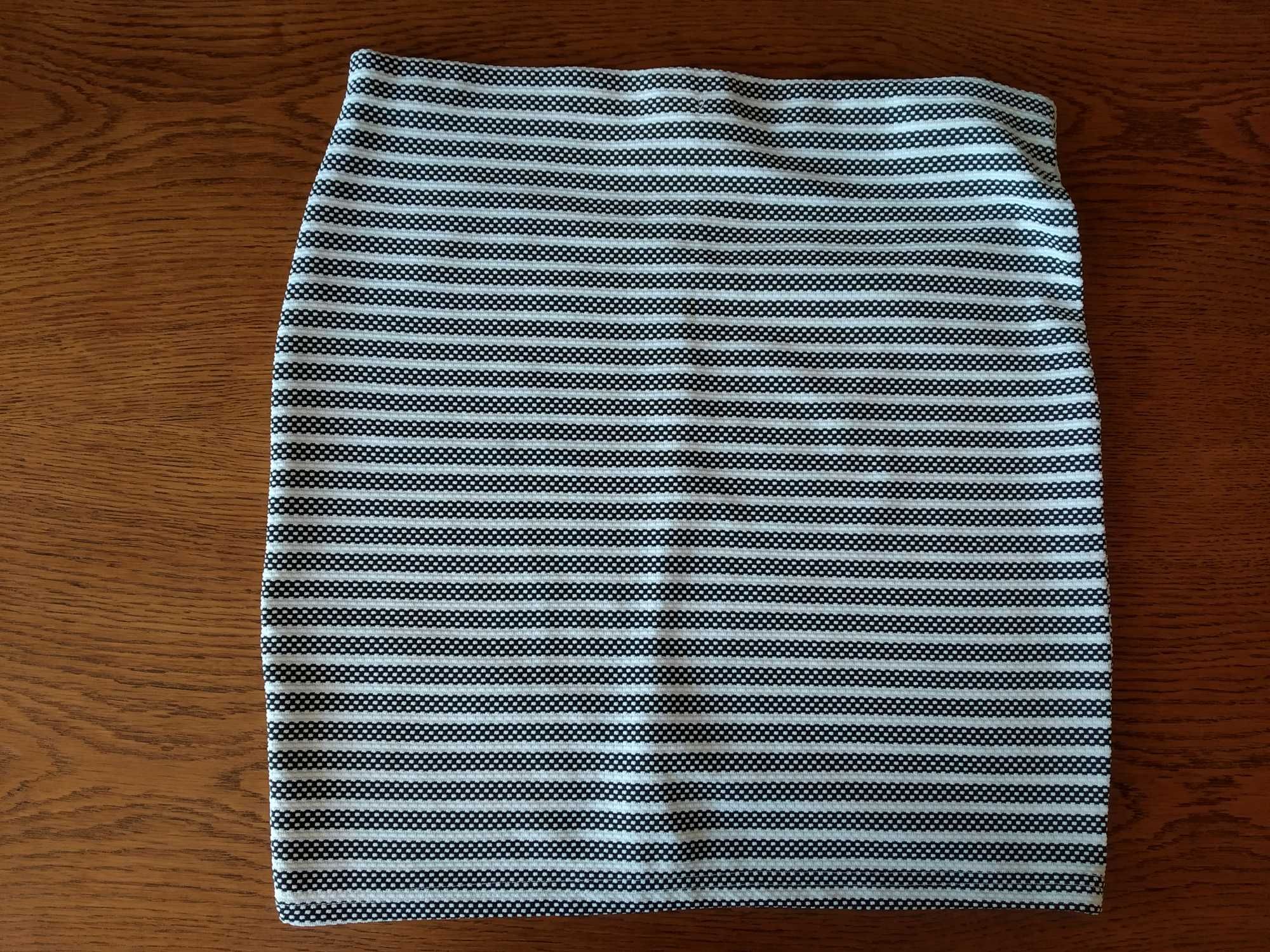 Lekka spódnica mini w paski czarno-białe XL