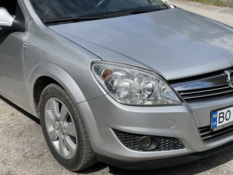 Opel astra 2011 рік автомат 1,6