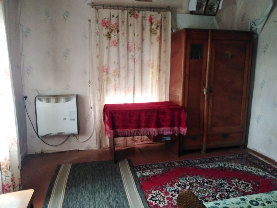 Продам частину будинку з чудовою земельною ділянкою.