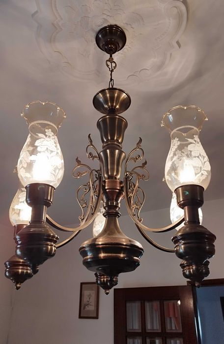 Candeeiro antigo com 5 abajur/tulipas com rara decoração gravada