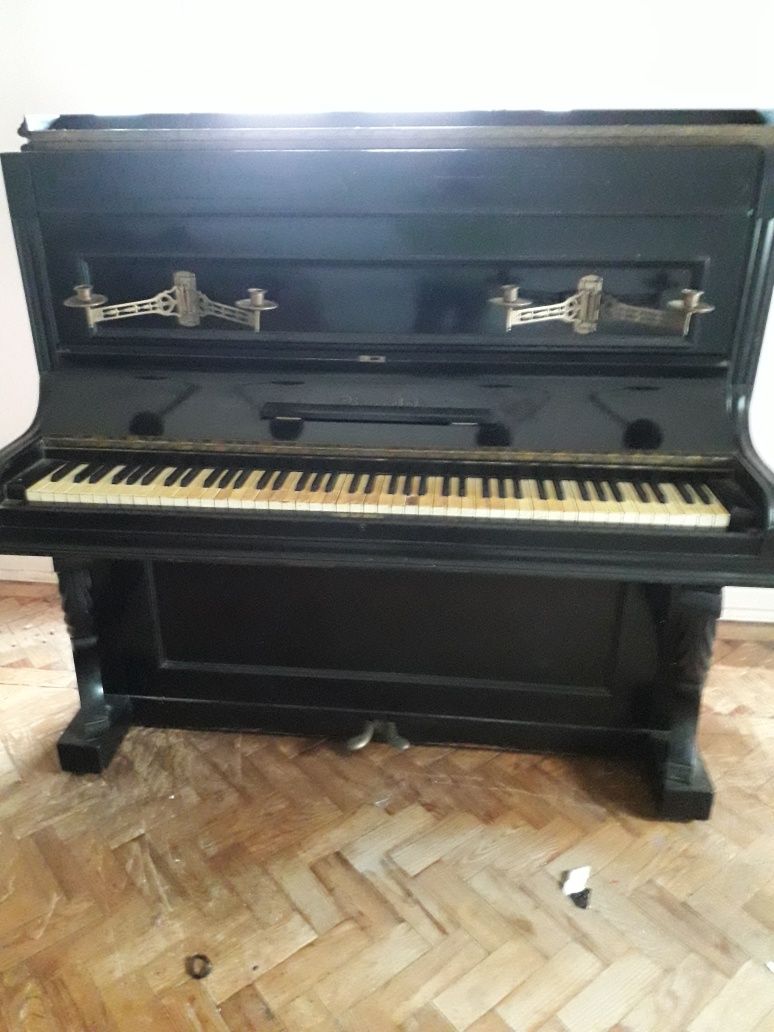 Piano preto clássico