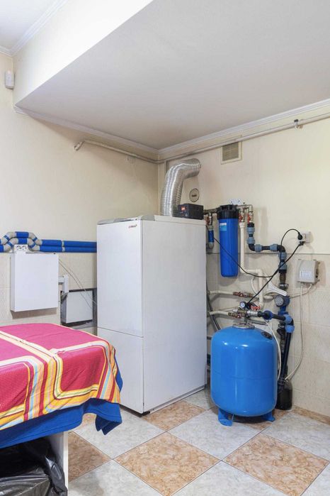 Продаж розкішного будинку, Винники