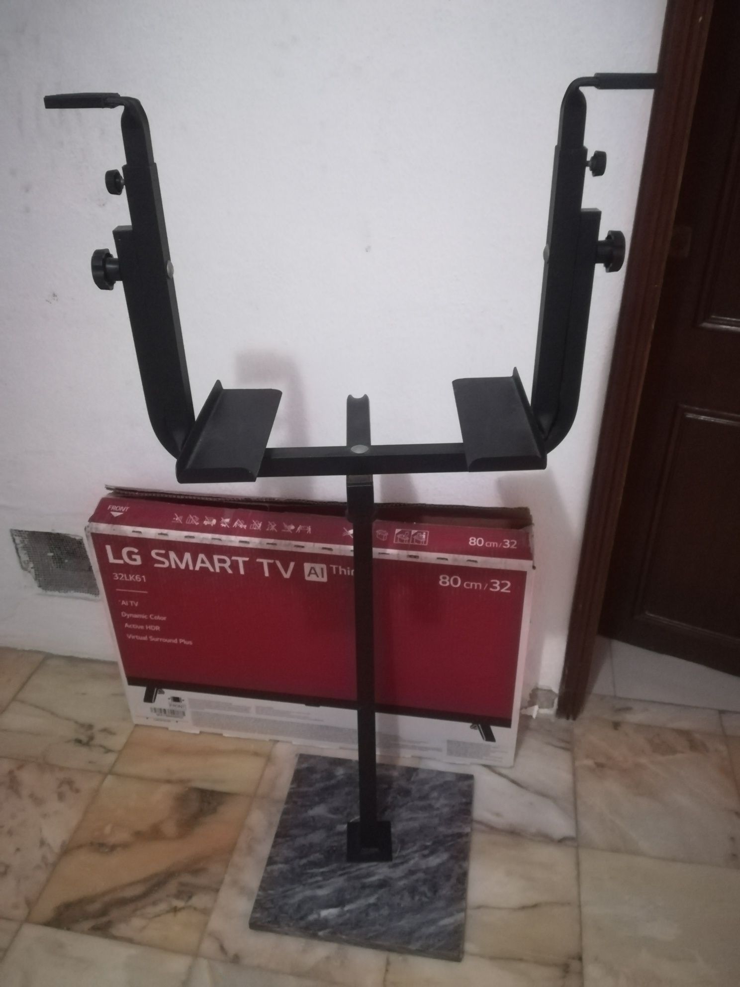 Suporte para tv com base em pedra mármore.