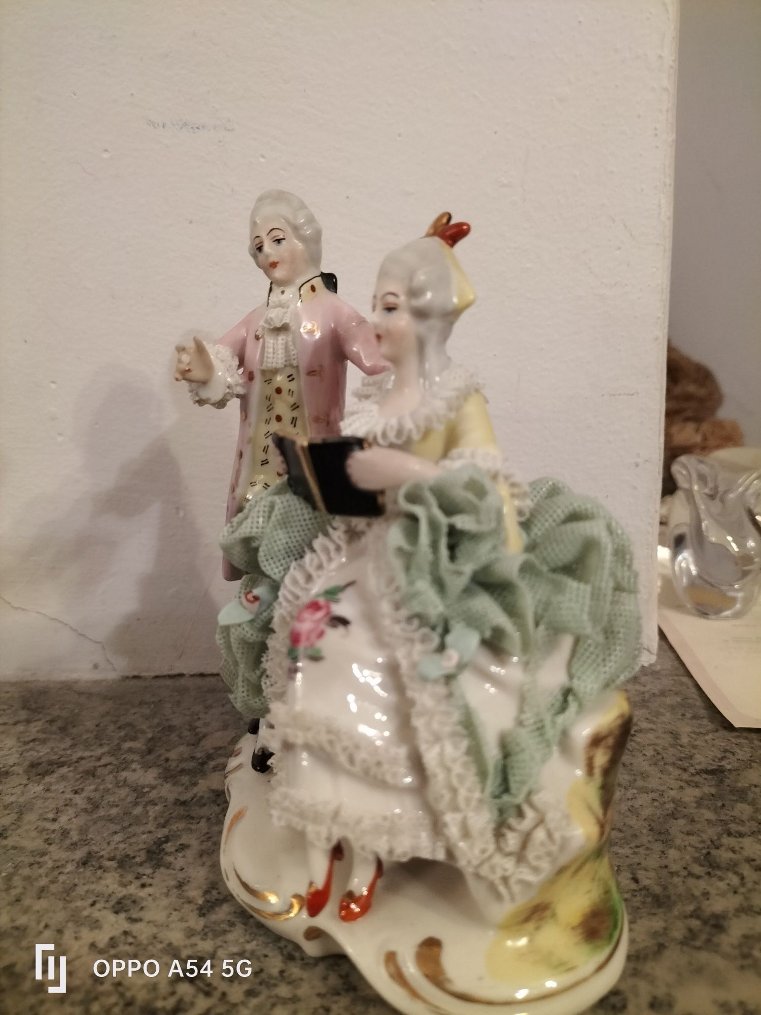 Par de figuras porcelana Alemã "DRESDEN" ,11cm"x 12 cm,com rendilhado